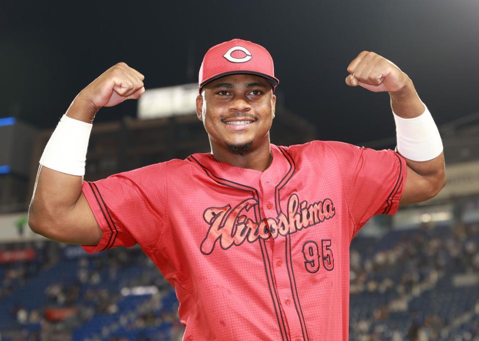 　お立ち台でガッツポーズのモンテロ（撮影・金田祐二）