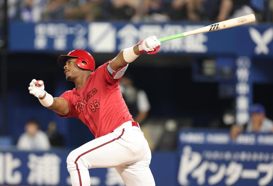 　９回、勝ち越し２ランを放つモンテロ（撮影・金田祐二）