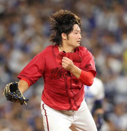 　３回、力投で落ちる帽子をつかむ床田（撮影・金田祐二）