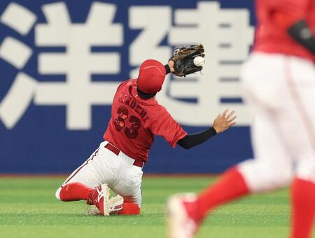 　６回、桑原の打球を追った菊池だが惜しくも捕れず（撮影・金田祐二）