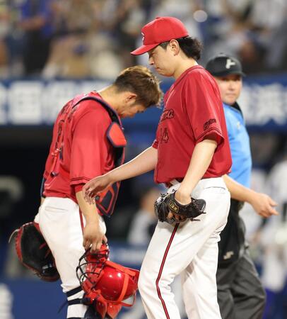 　２回、東に２点適時二塁打を浴びがっくりの大瀬良（右）と坂倉（撮影・金田祐二）