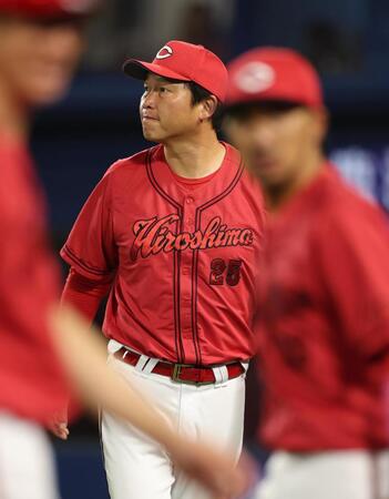 　厳しい表情の新井監督（撮影・金田祐二）