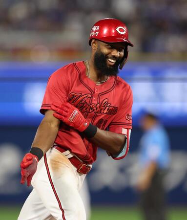 　５回、左越えソロを放ち笑顔でポーズのファビアン（撮影・金田祐二）