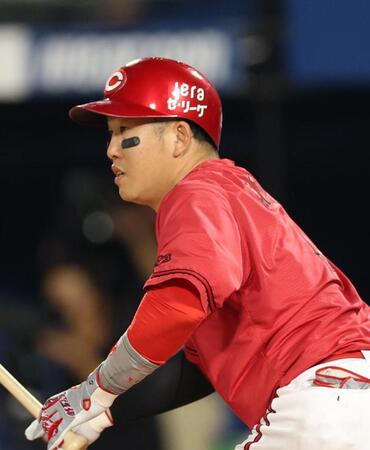 　３回、左前打を放つ小園（撮影・金田祐二）