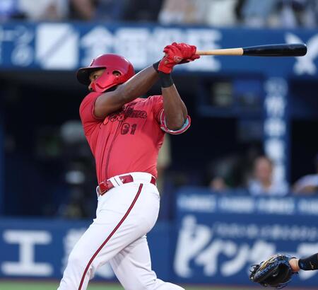 　１回、中前打を放つファビアン（撮影・金田祐二）