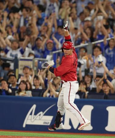 　９回、一ゴロでリプレー検証を要求する坂倉（撮影・金田祐二）