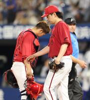 　２回、東に２点適時二塁打を浴びがっくりの大瀬良（右）と坂倉（撮影・金田祐二）