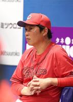 　ベンチでさえない表情の新井監督（撮影・金田祐二）