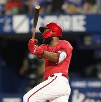 　７回、中前打を放つファビアン（撮影・金田祐二）