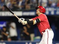 　３回、中犠飛を放つ末包（撮影・金田祐二）