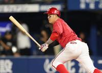 　３回、左前打を放つ小園（撮影・金田祐二）