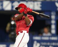 　３回、左前打を放つファビアン（撮影・金田祐二）