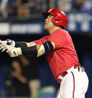 　３回、中犠飛を放つ末包（撮影・金田祐二）