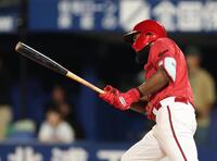 　９回、中前打を放つファビアン（撮影・金田祐二）