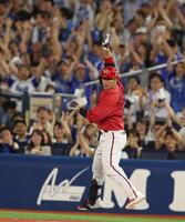 　９回、一ゴロでリプレー検証を要求する坂倉（撮影・金田祐二）