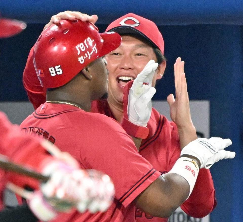 　９回、勝ち越し２ランを放ったモンテロ（左）を迎える新井監督