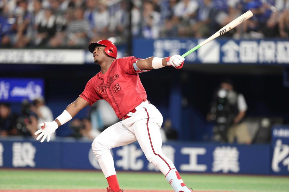 　９回、勝ち越し２ランを放つモンテロ（撮影・金田祐二）