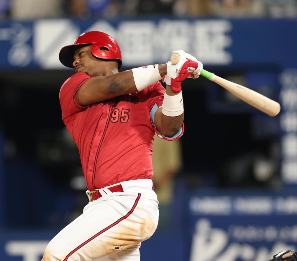 　７回、適時打を放つモンテロ（撮影・金田祐二）