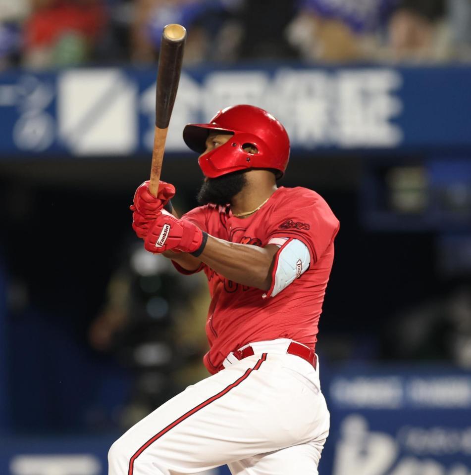 　７回、中前打を放つファビアン（撮影・金田祐二）