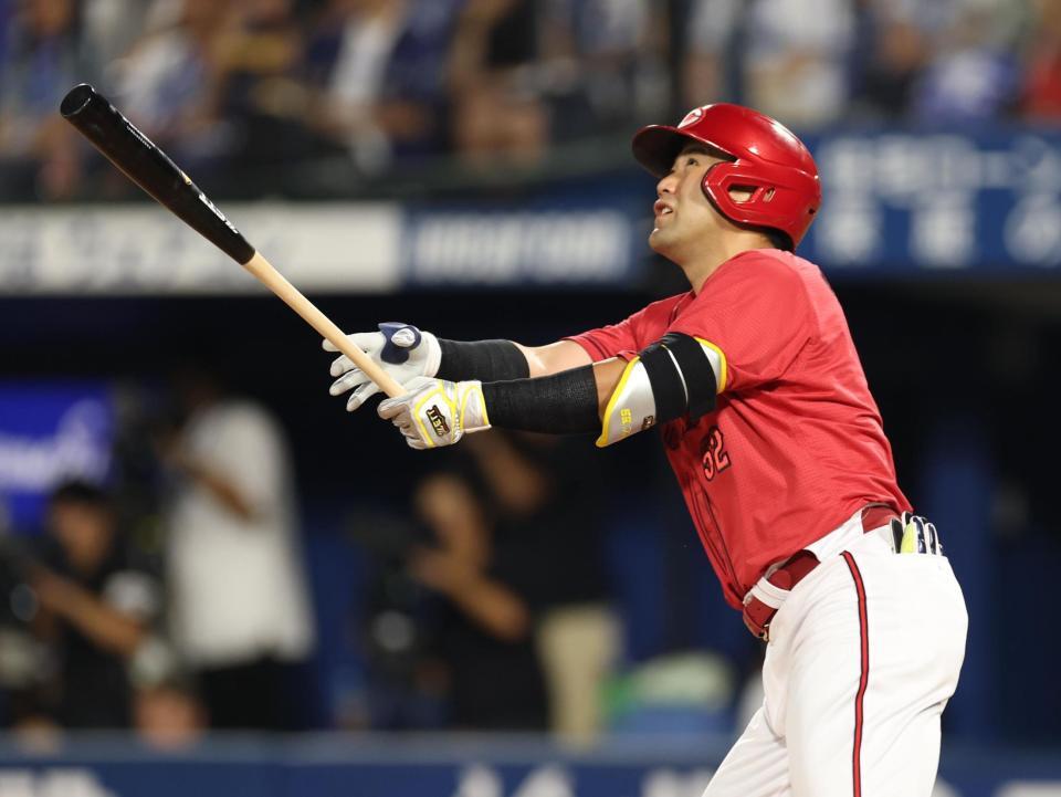 　３回、中犠飛を放つ末包（撮影・金田祐二）