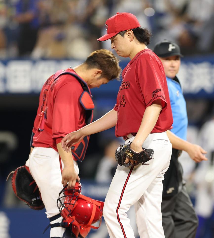 　２回、東に２点適時二塁打を浴びがっくりの大瀬良（右）と坂倉（撮影・金田祐二）