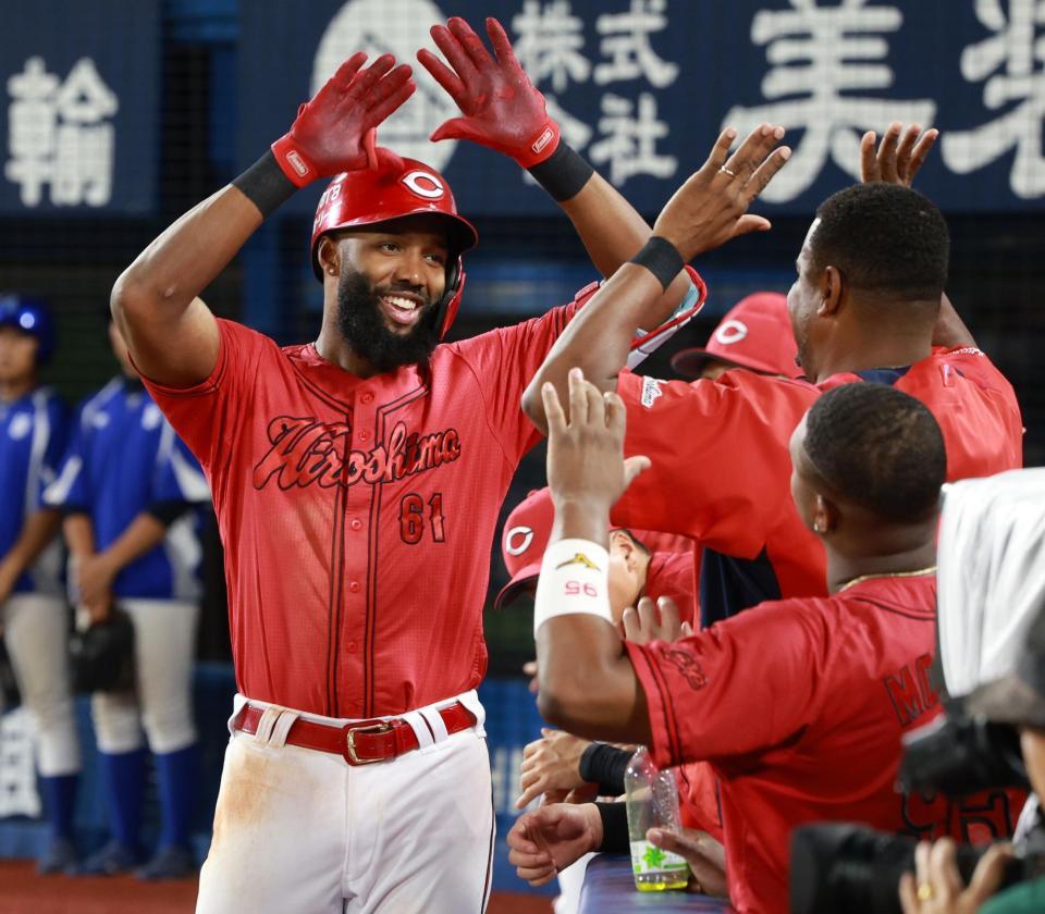 　５回、左越えソロを放ちナインに迎えられるファビアン（撮影・金田祐二）