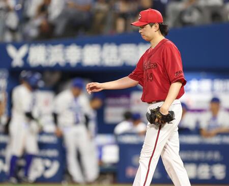 　２回、東に２点適時二塁打を浴びがっくりの大瀬良（撮影・金田祐二）