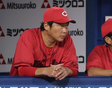 　２回、戦況を見守る新井監督