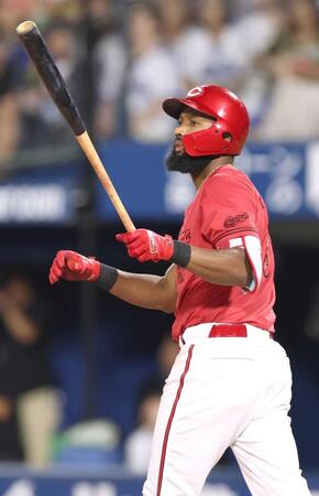 　５回、左越えソロを放つファビアン（撮影・金田祐二）