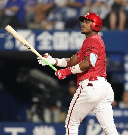 　４回、左越えに先制２ランを放つモンテロ（撮影・金田祐二）