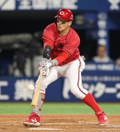 　４回、左前打を放つ小園（撮影・金田祐二）