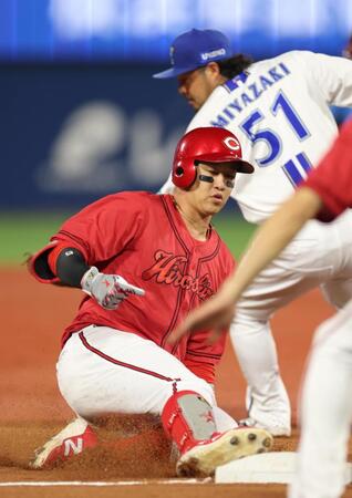 　７回、三塁打を放ち滑り込む小園（撮影・金田祐二）