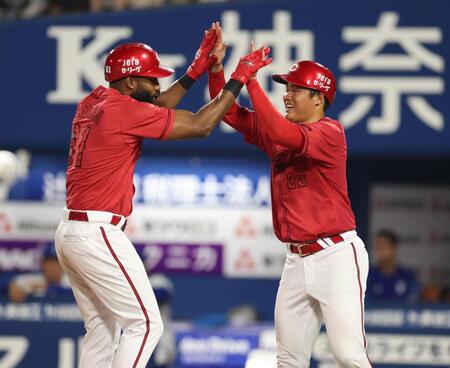 　７回、２ランを放ち高に迎えられるファビアン（撮影・金田祐二）