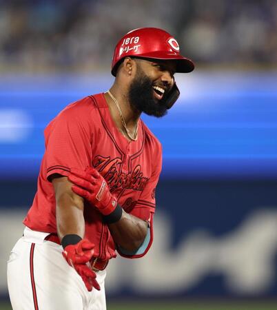 　７回、２ランを放ち喜ぶファビアン（撮影・金田祐二）