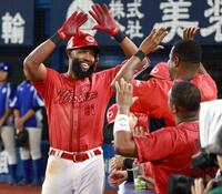 　５回、１４号ソロをを放ちナインに迎えられるファビアン（撮影・金田祐二）