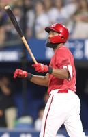 　５回、左越えソロを放つファビアン（撮影・金田祐二）