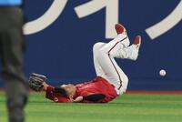 　５回、宮崎の打球で照明が入ったか？中村奨が捕れず二塁打に（撮影・金田祐二）