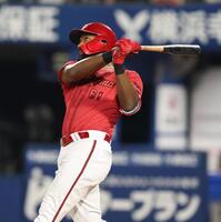 　７回、２ランを放つファビアン（撮影・金田祐二）