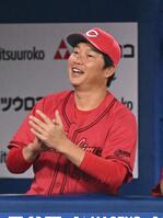 　４回、モンテロの先制２ランを喜ぶ新井監督