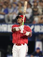 　４回、左越えに先制２ランを放つモンテロ（撮影・金田祐二）