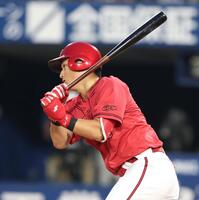 　３回、左前打を放つ佐々木（撮影・金田祐二）