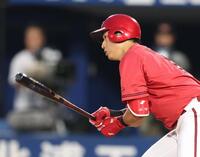 　３回、左前打を放つ佐々木（撮影・金田祐二）