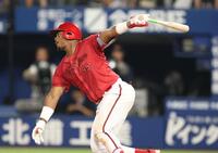 　７回、中前適時打を放つモンテロ（撮影・金田祐二）