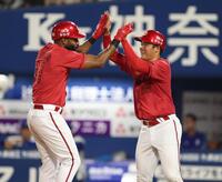 　７回、２ランを放ち高に迎えられるファビアン（撮影・金田祐二）