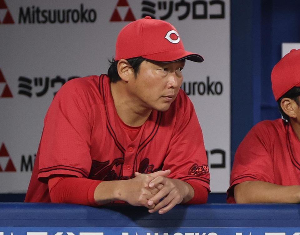 　２回、戦況を見守る新井監督