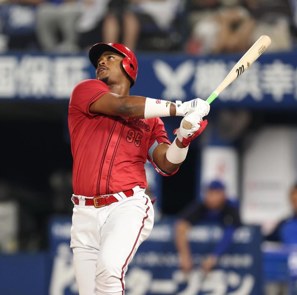 　４回、左越えに先制２ランを放つモンテロ（撮影・金田祐二）