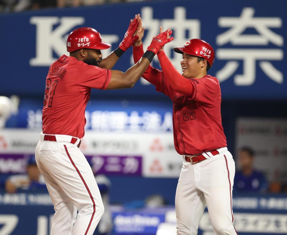 　７回、２ランを放ち高に迎えられるファビアン（撮影・金田祐二）