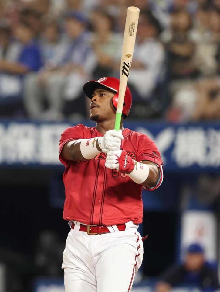 　４回、左越えに先制２ランを放つモンテロ（撮影・金田祐二）