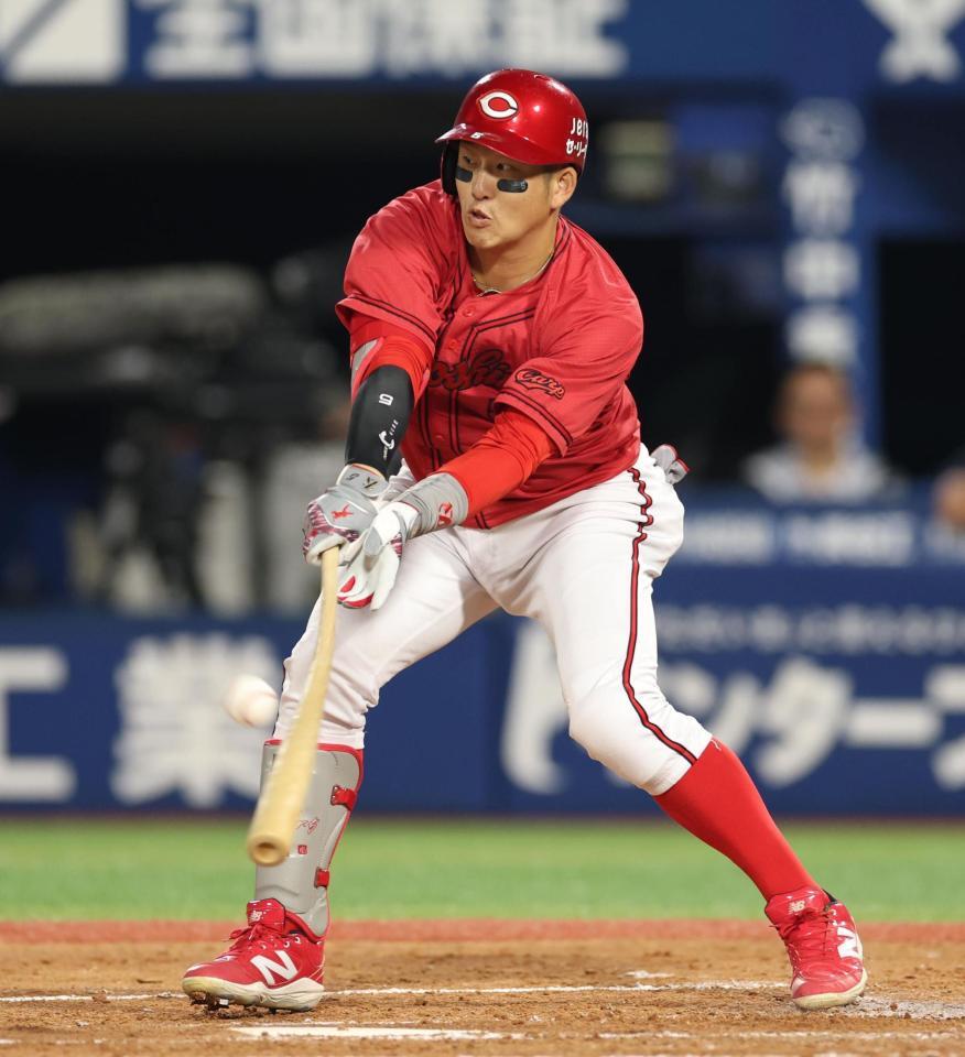 　４回、左前打を放つ小園（撮影・金田祐二）