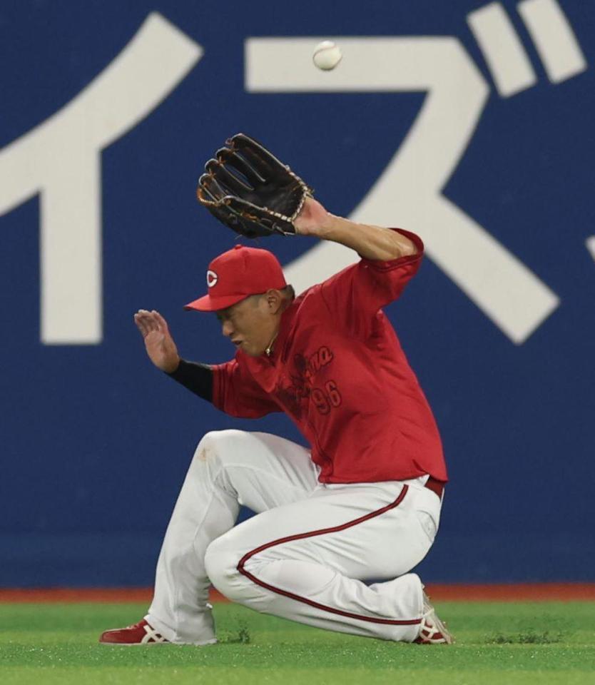 　５回、宮崎の打球で照明が入ったか？中村奨が捕れず二塁打に（撮影・金田祐二）